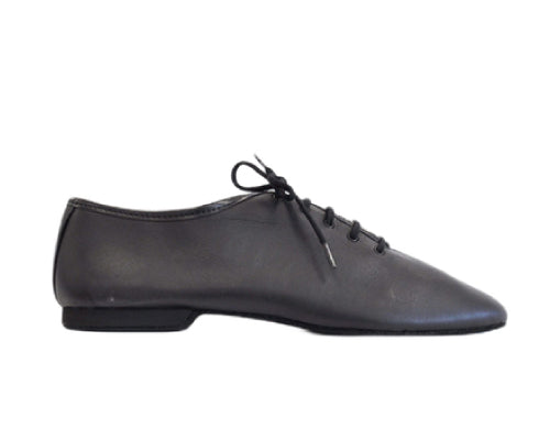 Seitenansicht eines Dancing Queens 550 / J03 Tanzschuhes aus schwarzem Leder mit Schnürsenkeln vor weißem Hintergrund.